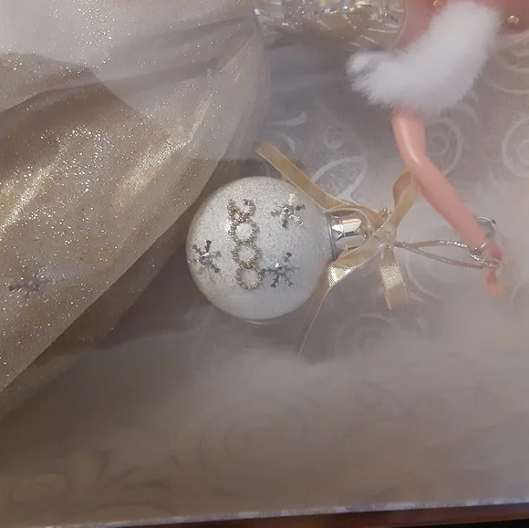 2000 Celebration Barbie - Picture 8 of 8